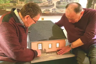 HIstorisches vogtländisches Spital präsentiert sich im Kleinformat - Andreas Rößler (links) und Ulrich Wolf setzen ein Modell vom Alten Spital in Szene.