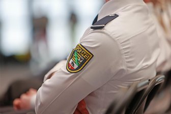 Hitler-Bärtchen auf AfD-Plakat: Polizei ermittelt in Plauen - Die Polizei stellte Anzeige wegen Sachbeschädigung.