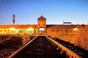 Hitlergruß-Skandal in Auschwitz: Rechtes Gedankengut im Klassenzimmer ist kein Einzelfall - Für die meisten das Tor ohne Wiederkehr: Wen die Deportationszüge ins Vernichtungslager Auschwitz-Birkenau brachten, der wurde entweder gleich vergast oder nach Überleben der "Selektion" durchs Missverhältnis zwischen Zwangsarbeit und Mangelernährung bis in den Tod ausgebeutet. 