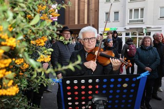 Hitlergruß überschattet Gedenken an Reichspogromnacht in Zwickau - Der Geiger Adrian Lucaciu vom Theater Plauen-Zwickau begleitete die Erinnerung an die Pogromnacht musikalisch.