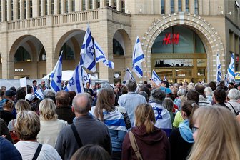 Hitlergruß und niedergetretener Passant bei Israel-Kundgebung in Chemnitz: Polizei nimmt mehrere Tatverdächtige fest - Bei einer Israel-Kundgebung am Mittwochabend in Chemnitz kam es zu mehreren Zwischenfällen und Festnahmen.