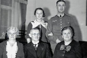 "Hitlermühle": Spurensuche führt ins mittlere Erzgebirge - Verlobung 1938 in Zschopau: Fritz Menzer (hinten) zusammen mit seiner Frau Käthe Martin-Hille, seinen Schwiegereltern und weiteren Gästen. In der Motorradstadt lebte das Ehepaar dann auch von 1945 bis zur Flucht 1949.