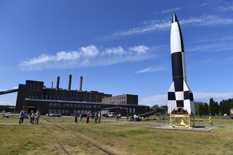 „Hitlers Wunderwaffe“ und ihre vergessenen Spuren im Vogtland - Der Nachbau einer V2-Rakete steht auf der Insel Usedom auf dem Gelände der einstigen Heeresversuchsanstalt Peenemünde. Teile von Hitlers sogenannter Wunderwaffe wurden auch im Vogtland hergestellt.