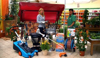 Hitverdächtige "Früchtchen" gesucht - Die Preise stehen bereit: Sonnenschirm, Hollywoodschaukel, Motorsense, Rasenmäher... Baywa-Marktleiterin Uta Martin und "Freie Presse"-Geschäftsstellenleiterin Susann Uhlig (l.) haben sie ausgesucht.