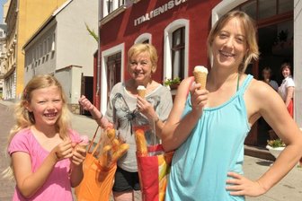 Hitze bringt Freiberger ins Schwitzen - Ein kühles Eis nach dem Einkauf gönnten sich am Montag Silke Gloaguen (r.) mit Tochter Emma aus Freiberg und Oma Helga Schröck aus Stuttgart bei Ines Neumann (h. r. ) in der Italienischen Eisdiele.