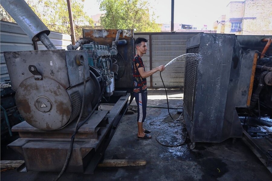 Hitze in vielen Regionen des Nahen Ostens facht Kampf ums Wasser an - Derzeit Alltag im Irak: Ali Kazem, Besitzer eines lokalen Elektrizitätswerks, das Strom an die Haushalte liefert, kühlt seine Geräte während der anhaltenden Hitzewelle mit Wasser. 