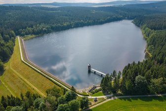 Hitze und Trockenheit: Wird jetzt das Trinkwasser im Erzgebirge knapp? - Die Talsperre Cranzahl weist eine Wasserfläche von 27 Hektar auf.