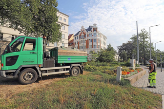 Hitze und Vandalismus: Freibergs Blumen und Bäumen wird durch schwere Zeit geholfen - Heiko Eppendorfer, Mitarbeiter des Grünflächenamtes, ist mit dem Multicar unterwegs, das einen Tank mit 1000 Litern Wasser trägt. Hier werden die Blumen am Eingang zur Erbischen Straße gegossen.