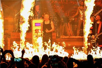 Hitze wie im Höllenofen: Rammstein-Tribute-Band Stahlzeit heizt im Tivoli Freiberg ein - Lodernde Flammen brachten beim Stahlzeit-Konzert das Freiberger Tivoli zum Kochen.