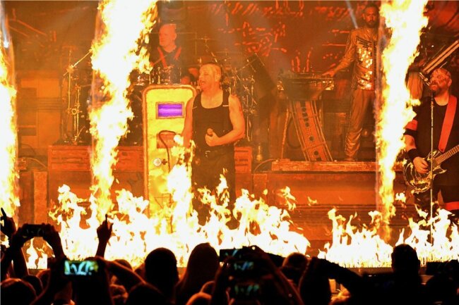 Hitze wie im Höllenofen: Rammstein-Tribute-Band Stahlzeit heizt im Tivoli Freiberg ein - Lodernde Flammen brachten beim Stahlzeit-Konzert das Freiberger Tivoli zum Kochen. 