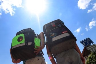 „Hitzefrei“ an Schulen im Erzgebirge? So reagieren Schulleiter auf Temperaturen über 30 Grad - Kaum dass die Schule in Sachsen wieder begonnen hat, ist „hitzefrei“ ein Thema.