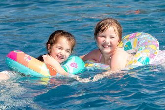 Hitzehammer im Vogtland: Welche Freibäder kälter als andere sind und warum ein Bad geschlossen bleiben muss - Luana (3) und Mila (6) genießen die Abkühlung im Freibad „Naddel“ in Preißelpöhl.
