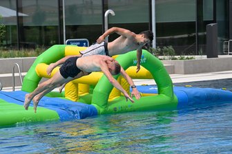 Hitzemittwoch in Chemnitz: Die aktuellen Wassertemperaturen in den Freibädern - Sprung ins Wasser im Bernsdorfer Bad.