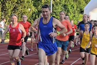 Hitzeschlacht in Falkenstein: 115 Mutige beim Stundenlauf - Ringo Straßburg von Blau-Weiß Auerbach (vorn Mitte) ist aktuell der Führende bei den Männern. Beim letzten Termin möchte er seinen Vorsprung noch weiter ausbauen.