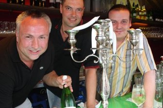 Hitzeschlacht mit eisgekühlten Drinks - Frank Lohmann, Frank Baumgarten und Lars Höppe (von links) in ihrer hitzigen Weinfest-Bude.