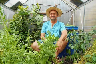 Hitzesommer und wenig Regen: So schütze ich mein Gemüse vor der Sonne - Pünktlich zum Sommersonnenstart: Jörg Krüger hat in seinem Zittauer Garten seine Pflanzen beschattet.