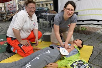 Hitzewelle: So ist der Rettungsdienst im Vogtland vorbereitet - Keine Scheu, rät Retterin Sandra Ebert: Bei Bewusstlosen sofort Erste Hilfe einleiten.