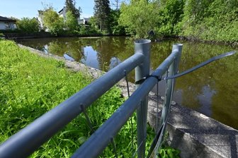 Hitzige Debatte: Feuerlöschteich teurer - Der Löschwasserteich an der Unteren Hauptstraße in Mühlau soll saniert werden. Allerdings muss die Gemeinde dafür nun tiefer in die Tasche greifen als es bisher geplant war.