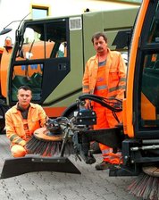 Hitzige Debatte: Kehren neue Besen besser? - 
              <p class="artikelinhalt">Kann gut sein, dass sie "abgebürstet" werden: die Kehrmaschinen-Fahrer Denis Schreiter und Mathias Erdmann (r.) von der Städtereinigung Annaberg GmbH.</p>
            