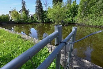 Hitzige Debatte über steigende Kosten für Feuerlöschteich in Mühlau - Der Löschwasserteich an der Untere Hauptstraße in Mühlau soll saniert werden. Allerdings muss die Gemeinde dafür nun tiefer in die Tasche greifen als es bisher geplant war.