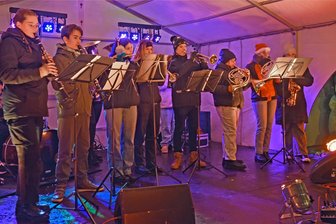 Hitziger Auftakt für Weihnachtsmarkt in Oederan - Musikalischer Auftakt zum Weihnachtsmarkt Oederan mit dem Blasorchester Oederan.
