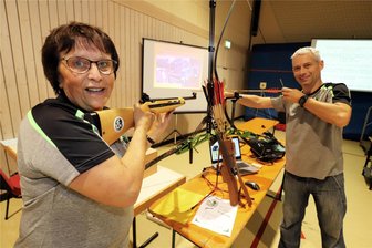 Hobby-Ausstellung in Brand-Erbisdorf: Viele Tipps gegen die Langeweile - Mit Pfeil, Bogen und Gewehr: Kerstin Wojke und Falk Grünberg von der Schützengilde zu Brand 1835 stellten ihr Hobby in der Bergstadthalle Brand-Erbisdorf vor.