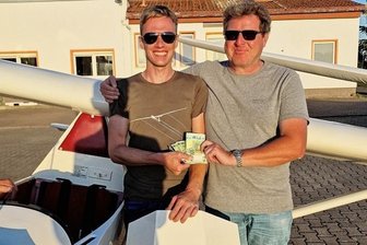 Hobby-Flieger gewinnt Wette mit historischem Segelflugzeug - Frank Hackl (rechts) löst sein Versprechen ein: 500 Euro gibt es für den Piloten Jens Döring. Beruflich repariert er große Frachtflugzeuge in Dresden.