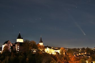 Hobby-Fotografen aus dem Erzgebirge erwischen den Kometen über Schwarzenberg und Aue - Fast wie Weihnachten: Der Komet Tsuchinshan-Atlas über Schwarzenberg, fotografiert am 15. Oktober, 20 Uhr.