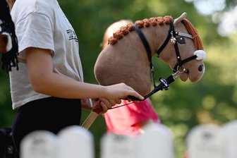 Hobby-Horse-Turniere: Reitverein im Erzgebirge sucht Unterstützer - Turniere für Hobby-Horse-Sportler haben bereits zweimal in Eibenstock stattgefunden.