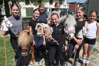 Hobby Horsing erobert das Vogtland: Wie junge Reitsportlerinnen aus Jößnitz dem Spott trotzen - Vereinschefin Alice Göhler (3. von links) freut sich mit den Mädchen auf kommende Steckenpferd-Wettbewerbe.