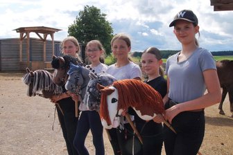 Hobby Horsing im Landkreis Zwickau: Reiterinnen erleben Spott und haben trotzdem Spaß - Sie lieben das Hobby Horsing: Mila (von rechts), Anni, Charlotte, Magdalena und Vanessa auf der Sunny Hill Ranch in Ebersbrunn.