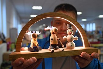 Hobby-Schau: Seifen-Tiere und Weihnachtsbäume aus Papier in Reinsberg - Hannes Eckhold versteht sich auf Erzgebirgische Holzkunst. Er ist bereits seit der zweite Hobbymesse dabei.