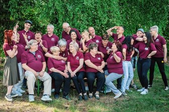 Hobby-Schauspieler locken mit rätselhaftem Titel nach Neuwiese - Immer humorvoll: Selbst beim Gruppenbild geht es bei der Theatergruppe des Musikvereins Neuwürschnitz ein wenig drunter und drüber.