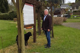 Hobbyautor dankt Lebensrettern aus dem Erzgebirge nach Herzanfall mit einem Gedicht - Horst Bade bei einem Besuch im Erzgebirge in Pobershau bei Marienberg: Ein Rettungswagen war schnell bei dem Rentner auf dem Eichert.