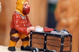 Hobbybastler aus Hohenstein-Ernstthal schnitzt Pyramide mit Märchenmotiven - Eine Bergwerksszene. Hier ist jedes winzige Detail herausgeschnitzt.