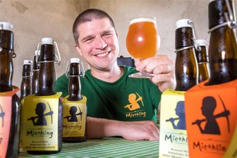 Hobbybrauer träumt von seinem ersten Bier mit Hopfen aus dem Erzgebirge - Arne Mieth braut Bier aus Leidenschaft. Seine Marke: Miethling.