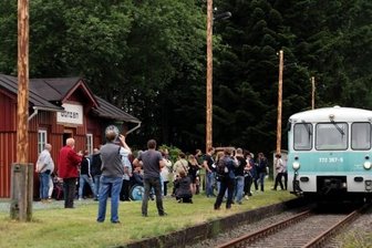 Hobbyeisenbahner stellen Signale weiter auf Grün - Die sogenannten Ferkeltaxis verkehren regelmäßig auf der Bahnstrecke im oberen Vogtland. 