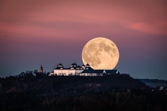 Hobbyfotograf gelingt spektakuläre Aufnahme vom Supermond und Schloss Augustusburg - Marcel Richter aus Wolkenstein hat am Mittwoch Schloss Augustusburg mit dem Supermond spektakulär in Szene gesetzt.