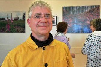 Hobbyfotograf mit besonderem Blick für Landschaften - Matthias Wolf in der Ausstellung im Saal der Musikschule Freiberg. 
