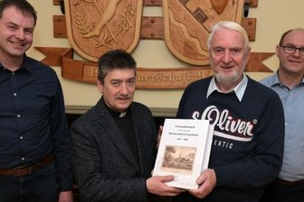Hobbyhistoriker erforschen akribisch die Ortsgeschichte - Das Ortsfamilienbuch für Hormersdorf wurde vorgestellt (v. l.): Ortsvorsteher Marco Hilbert, Pfarrer Frank Dregennus, Altbürgermeister Uwe Schneider und Bürgermeister Wolfgang Triebert. 