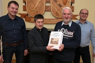 Hobbyhistoriker erforschen Ortsgeschichte - Das Ortsfamilienbuch für Hormersdorf wurde vorgestellt (v.l.): Ortsvorsteher Marco Hilbert, Pfarrer Frank Dregennus, Altbürgermeister Uwe Schneider und Bürgermeister Wolfgang Triebert. 