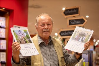 Hobbyhistoriker und Fotograf bringt neuen Plauen-Kalender heraus - Peter Winkler mit seinem neuen Plauen-Kalender für 2025 mit Motiven über Plauen.