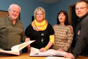 Hobbykünstler bereiten Schau im Crimmitschauer Jugendclub vor - Jugendclub-Chefin Sabine Sprotte (2. von links) schaut sich mit Andreas Seibt, Sieglinde Ehrler und Manfred Arnold (von rechts) Gästebücher der vergangenen Ausstellungen an.