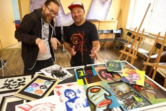 Hobbymaler legen sich für Halloween mächtig ins Zeug - Tim Eichler (links) und Danny Fiegert malen zum Teil gruselig. Doch irgendwie hat alles durchaus Witz.