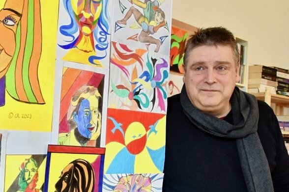Hobbymaler will Freude und Hoffnung verbreiten - Carsten Riebold mit einigen seiner Arbeiten. 