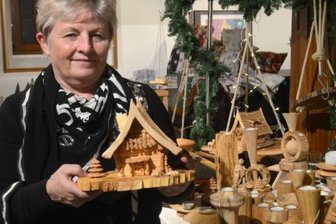 Hobbymarkt findet viel Zuspruch - Petra Günther aus Stützengrün mit einem von ihrem Mann gebauten Räucherhäuschen an ihrem Verkaufsstand.