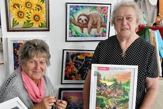 Hobbymesse in Reinsberg lockt am ersten Tag knapp 200 Besucher an - Roswitha Messerschmidt und Regina Humpisch (r.) von Ortsgruppe Obergruna der Volkssolidarität stellen bei der Hobbymesse Handarbeiten aus. Laut Humpisch beschäftigten sich in Coronazeiten mehr Frauen mit Stricken, Häkeln etc. (hh) 