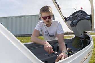 Hobbypiloten aus dem Vogtland wollen in den Schulen für die Fliegerei werben - Pilot und Jugendleiter Mika Müller (20) bereitet das Segelflugzeug für die Saison vor.