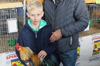 Hobbys eines Neunjährigen: Fußball und Geflügelzucht - Der neunjährige Georg mit seinem Opa Frank Hilbig in der Ausstellung in Lauterbach.