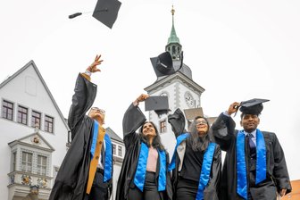 Hoch die Hüte! Bergakademie-Absolventen feiern ihren Abschluss - Hüte in die Luft zu werfen, ist unter Uni-Absolventen ein beliebtes Fotomotiv, so wie hier auf dem Freiberger Obermarkt.